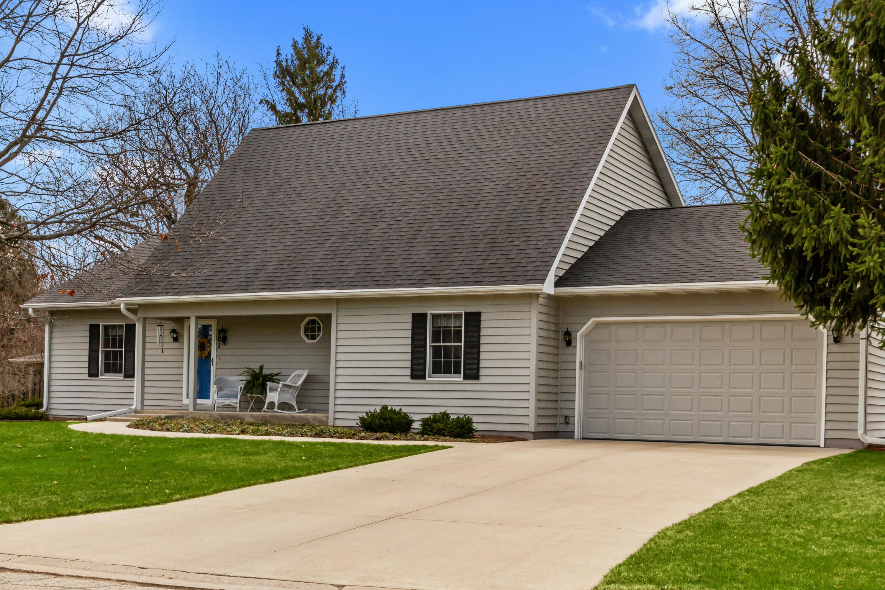 Property Photo: 301 W Oak Ln WI 53121