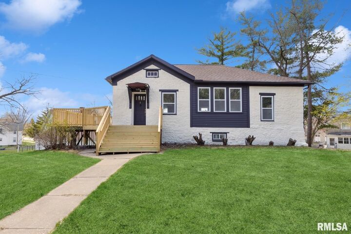 325 S Bluff Boulevard  Clinton IA 52732 photo