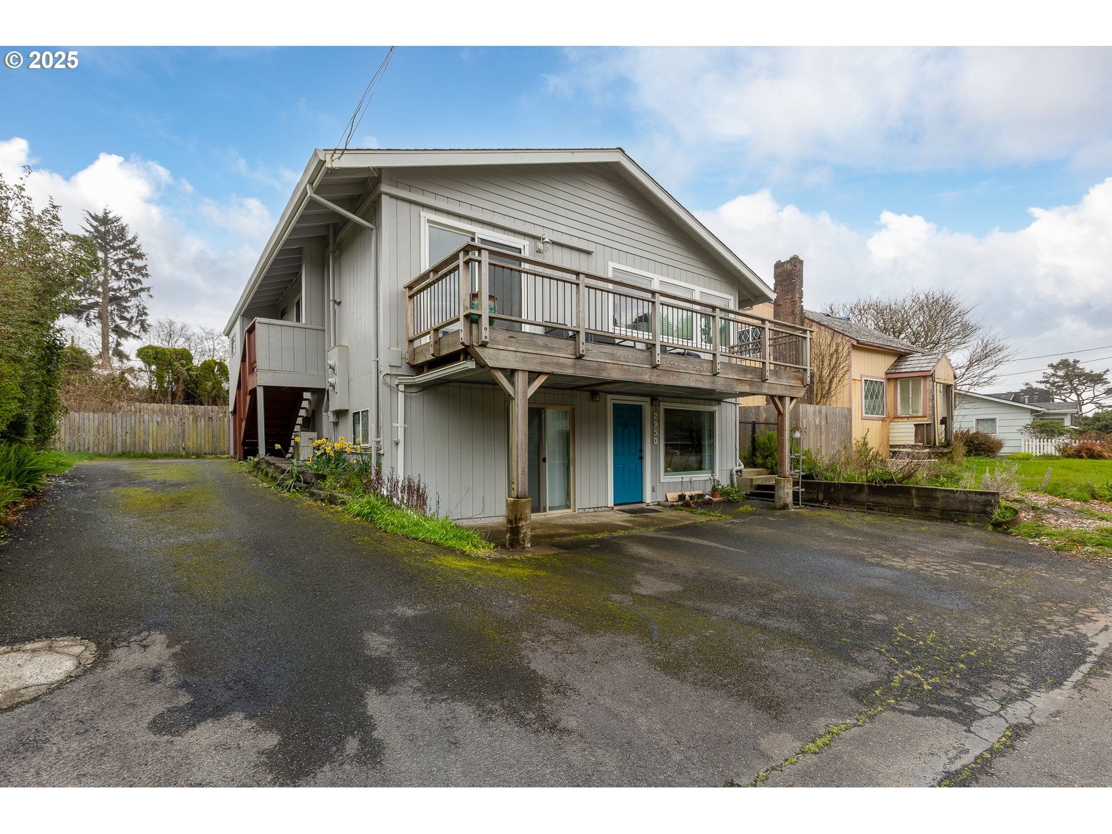 Property Photo: 2950 SW Beach Ave OR 97367