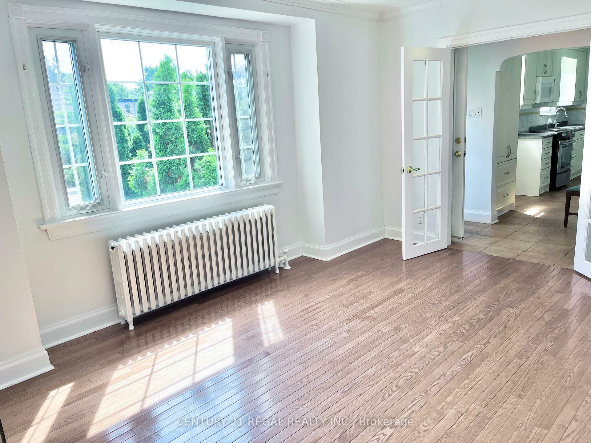 Photo de la propriété: 493 Plains Road ON M4C 2Y7