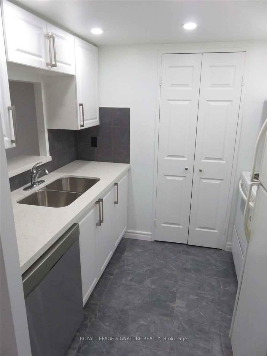 Property Photo: 285 Enfield Place 801 ON L5B 3Y6