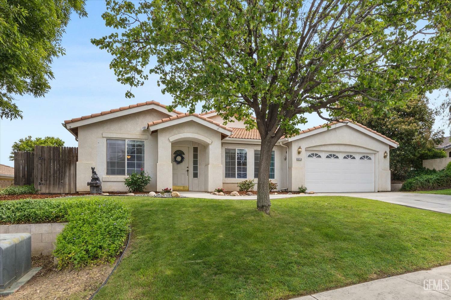 Property Photo: 5713 Harpy Eagle Avenue CA 93306