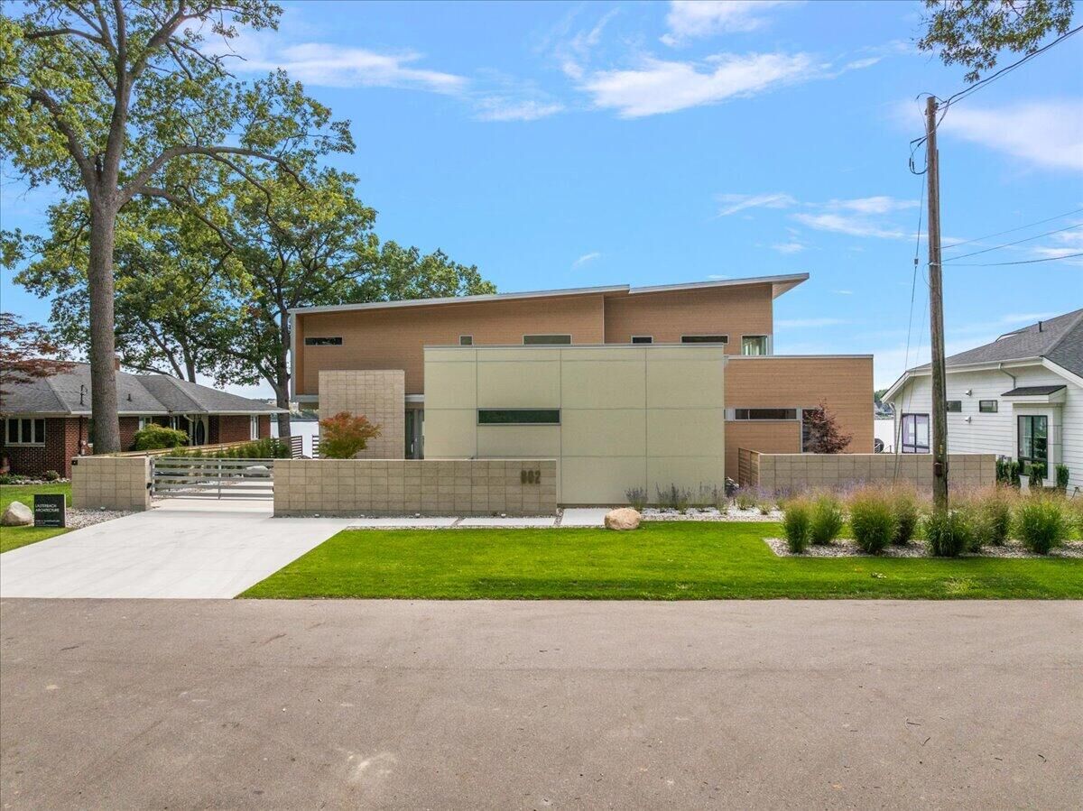 Property Photo:  602 Lawn Avenue  MI 49424 