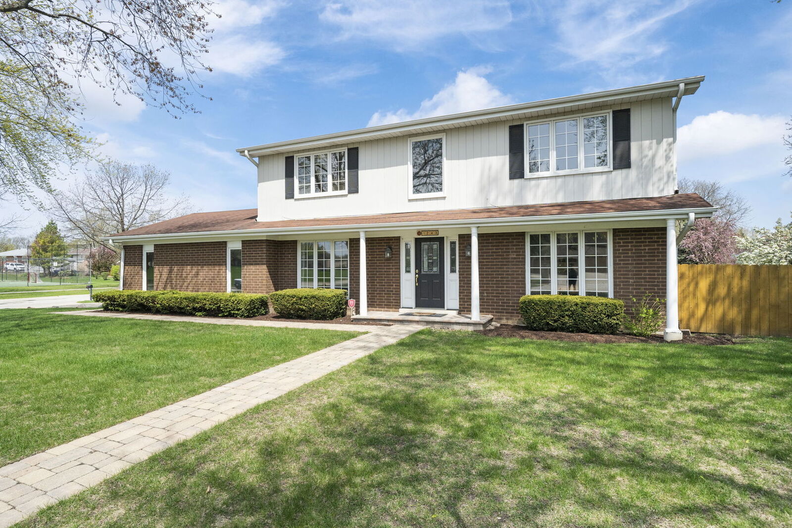 Property Photo:  2350 E White Oak Street  IL 60056 