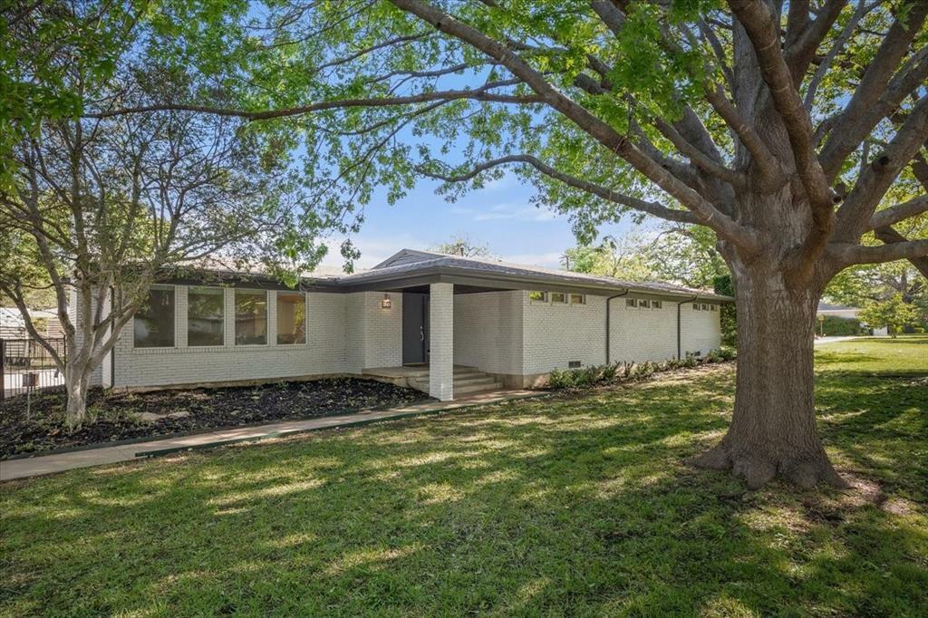Property Photo: 3848 South Drive TX 76109