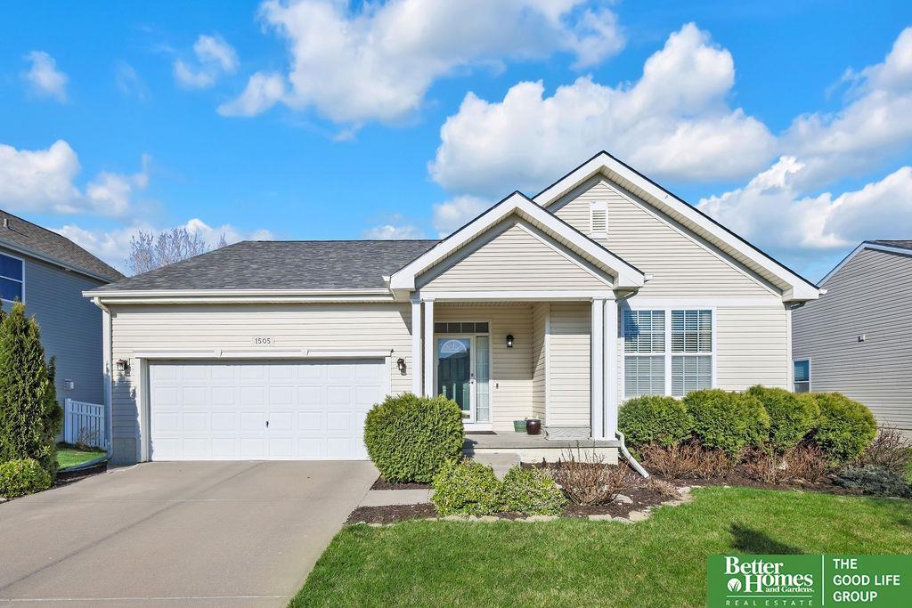 Property Photo:  1505 N 209 Street  NE 68022 