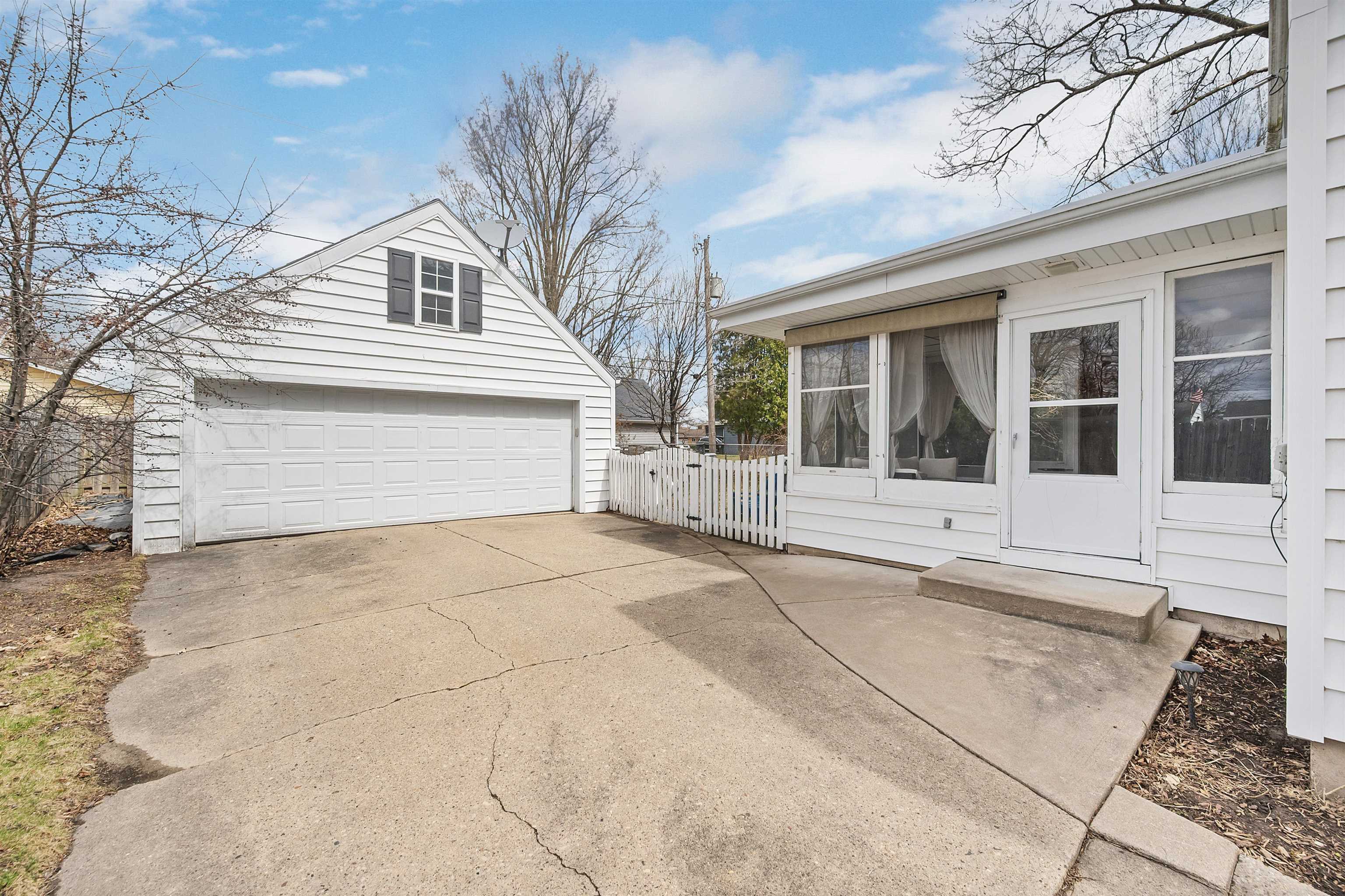 Property Photo: 1502 W Packard Street WI 54914