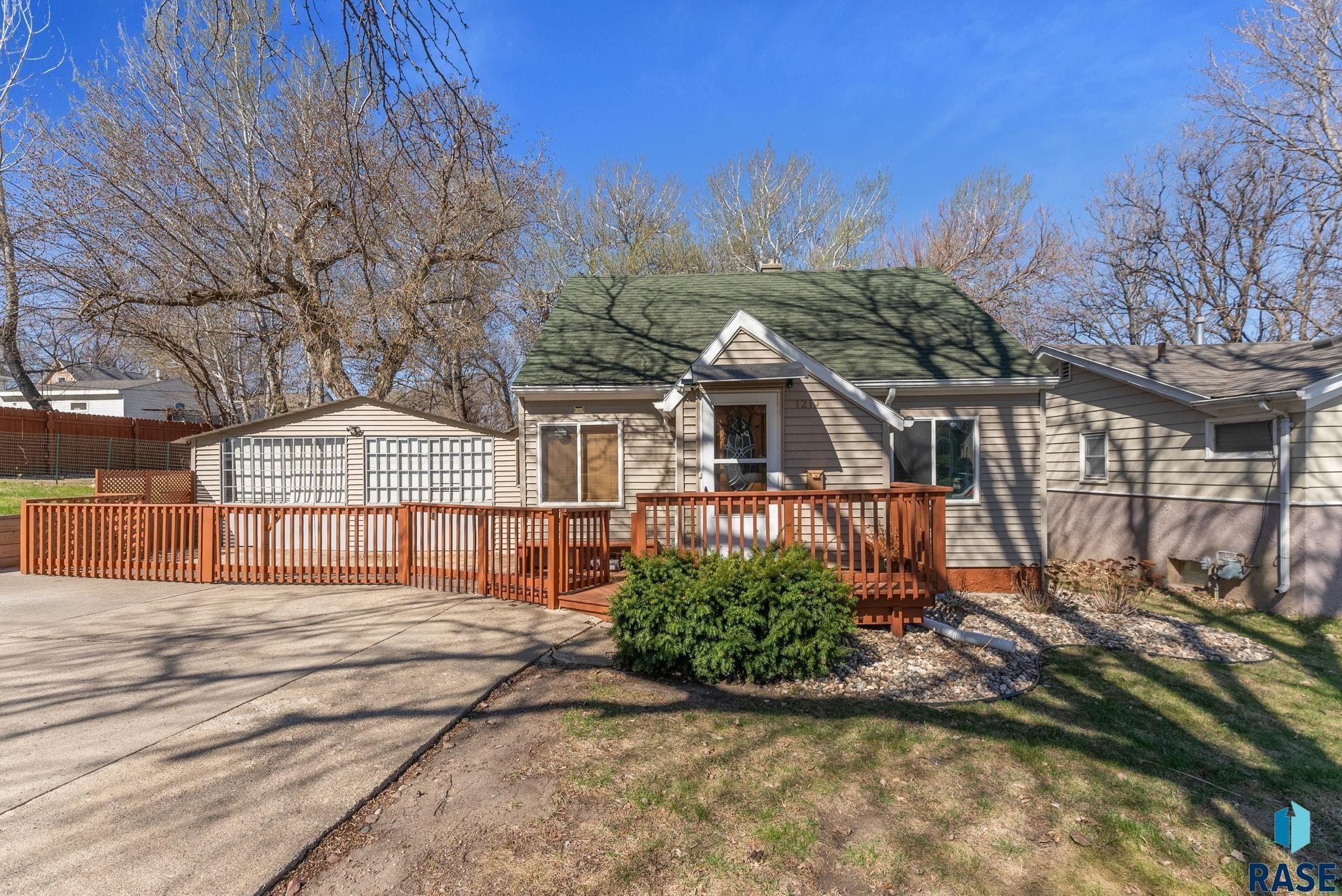 Property Photo: 1219 N Spring Ave SD 57104