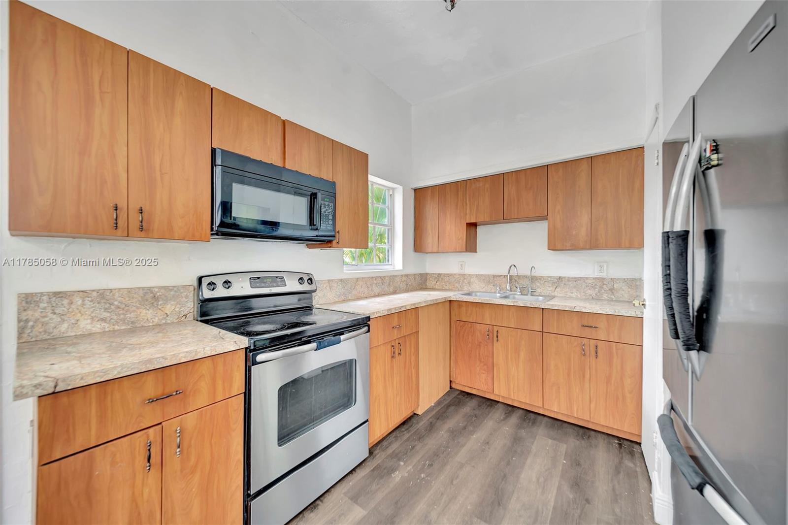 Property Photo:  1005 NE 145th St  FL 33161 