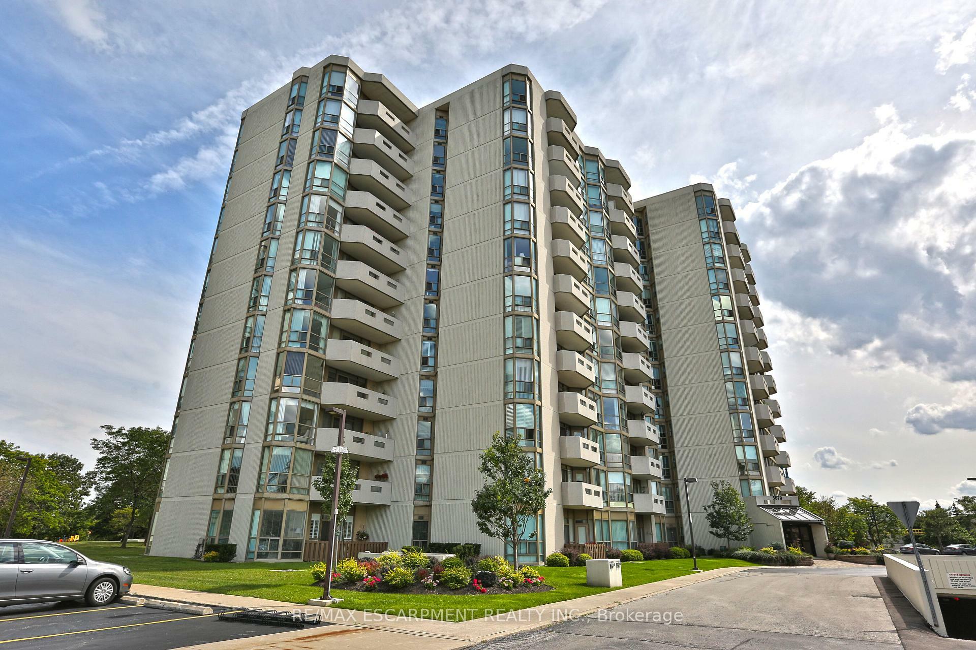 Property Photo: 5070 Pinedale Avenue 1109 ON L7L 5V6