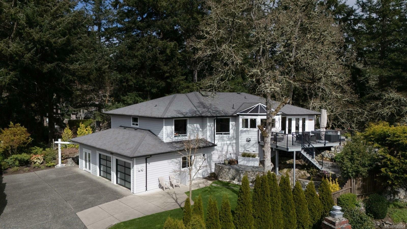 Property Photo: 1006 Pheasantwood Pl BC V8X 4Z3