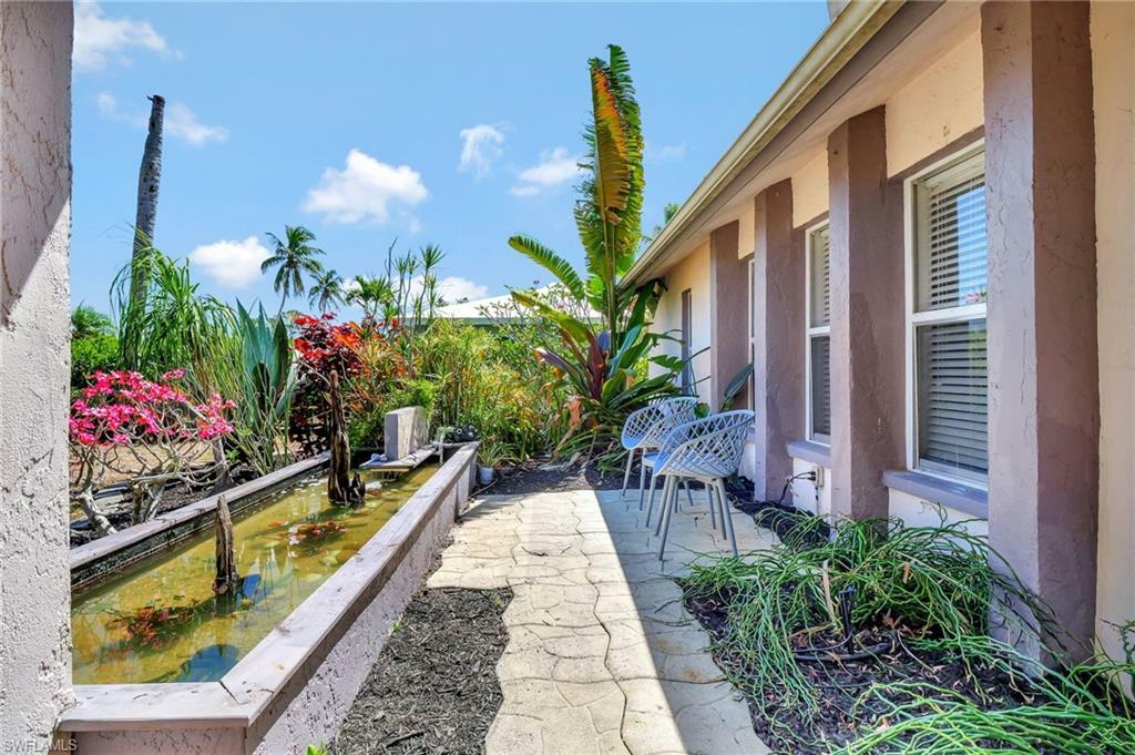 Property Photo: 4384 Parrot Ave FL 34104