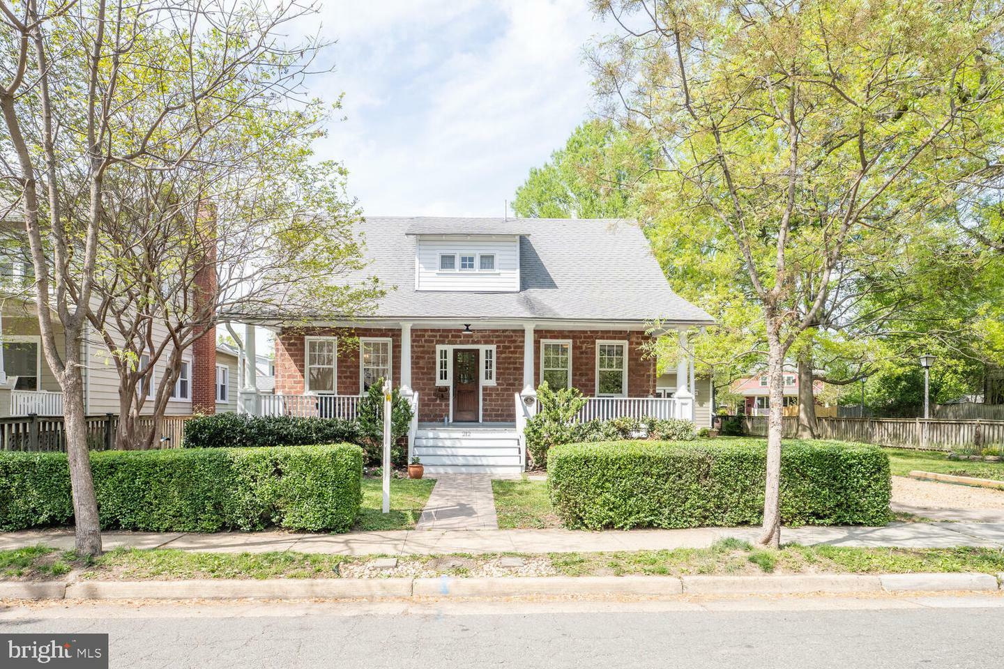 Property Photo: 212 E Oxford Avenue VA 22301
