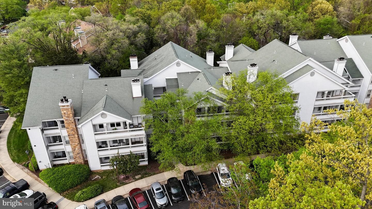 Property Photo: 4401 Sedgehurst Drive 204 VA 22033