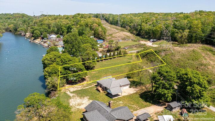 Property Photo:  1404 Hart Road  NC 28214