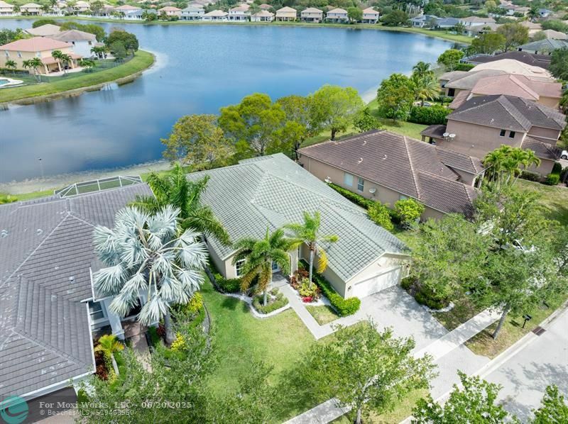 Property Photo: 4435 E Whitewater Ave FL 33332