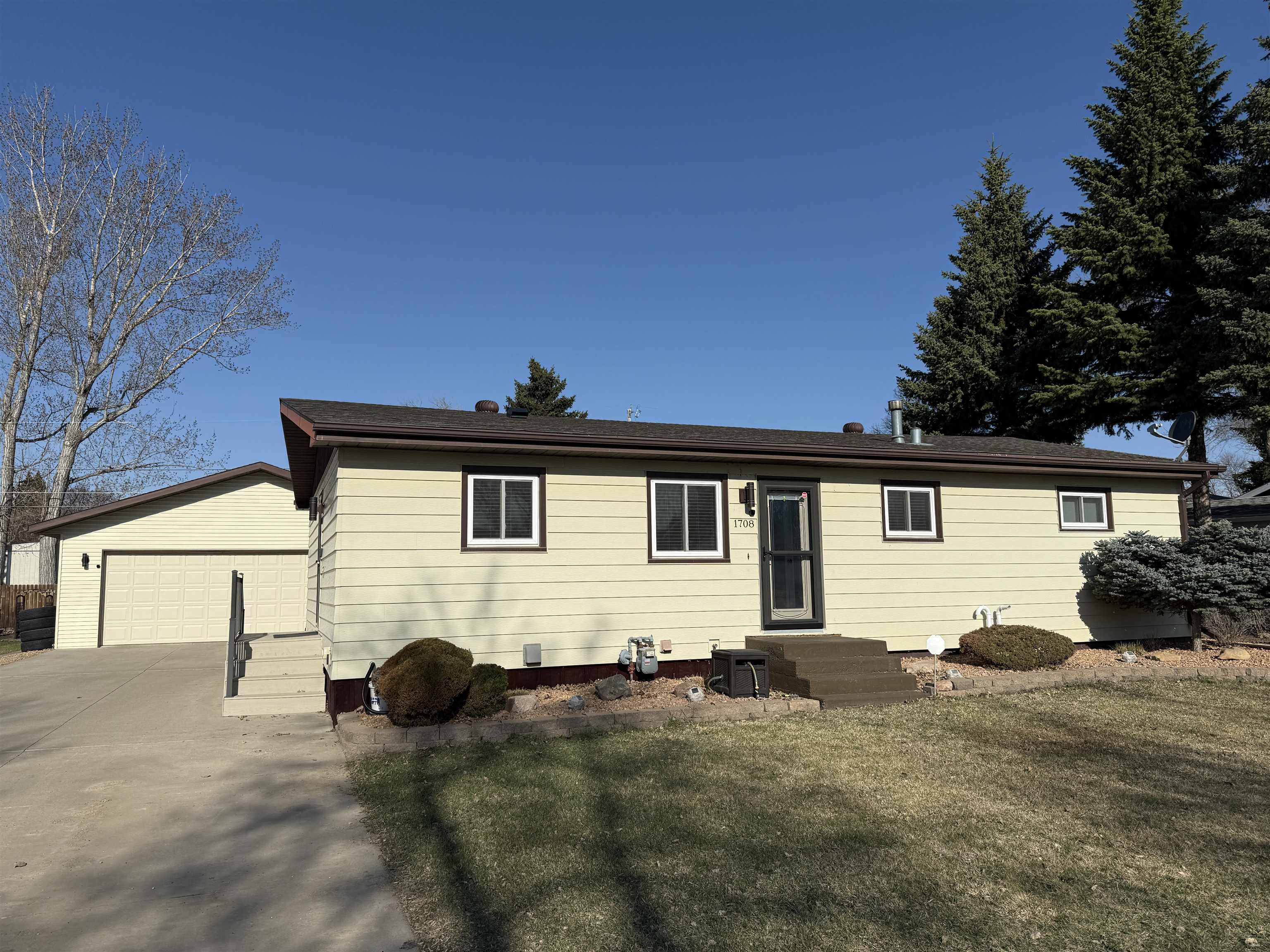 1708 SE 2nd St  Minot ND 58701 photo