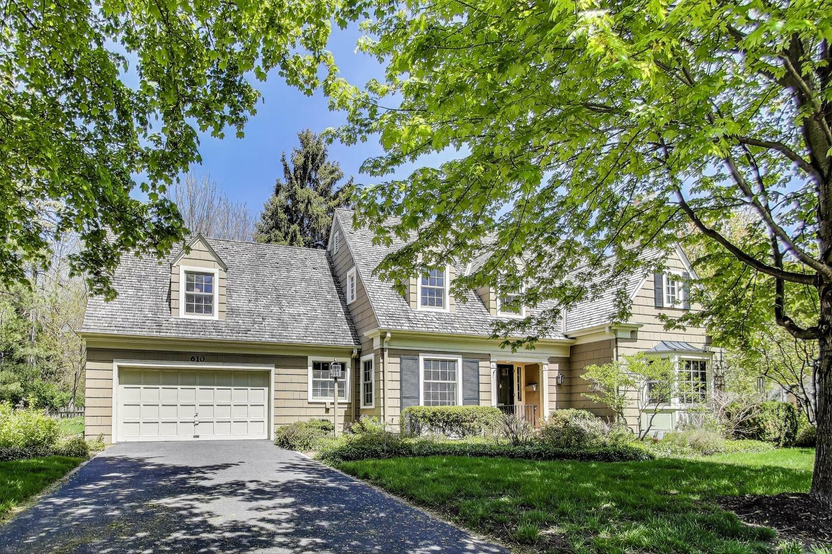 Property Photo: 610 E Fairview Street IL 60005