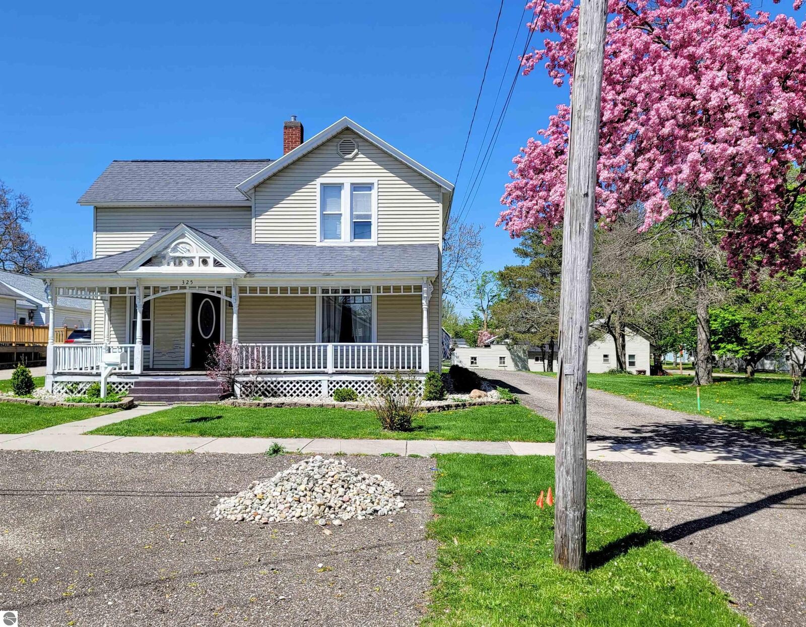 Property Photo:  325 E Emerson Street  MI 48847 