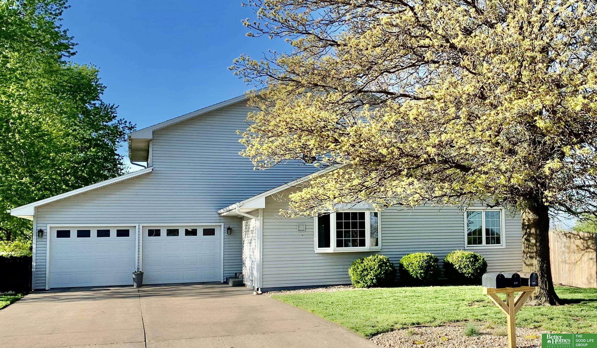 Property Photo:  927 S Cowan Avenue  NE 68467 