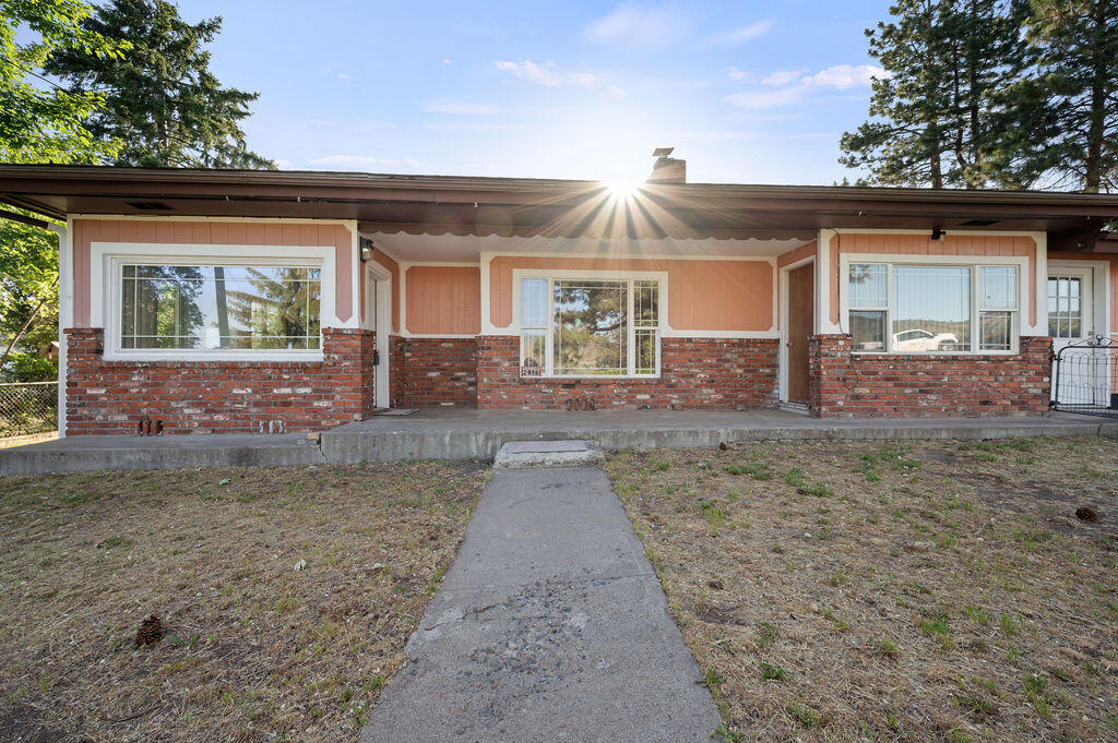 Property Photo:  2318 Modoc Street  OR 97601 