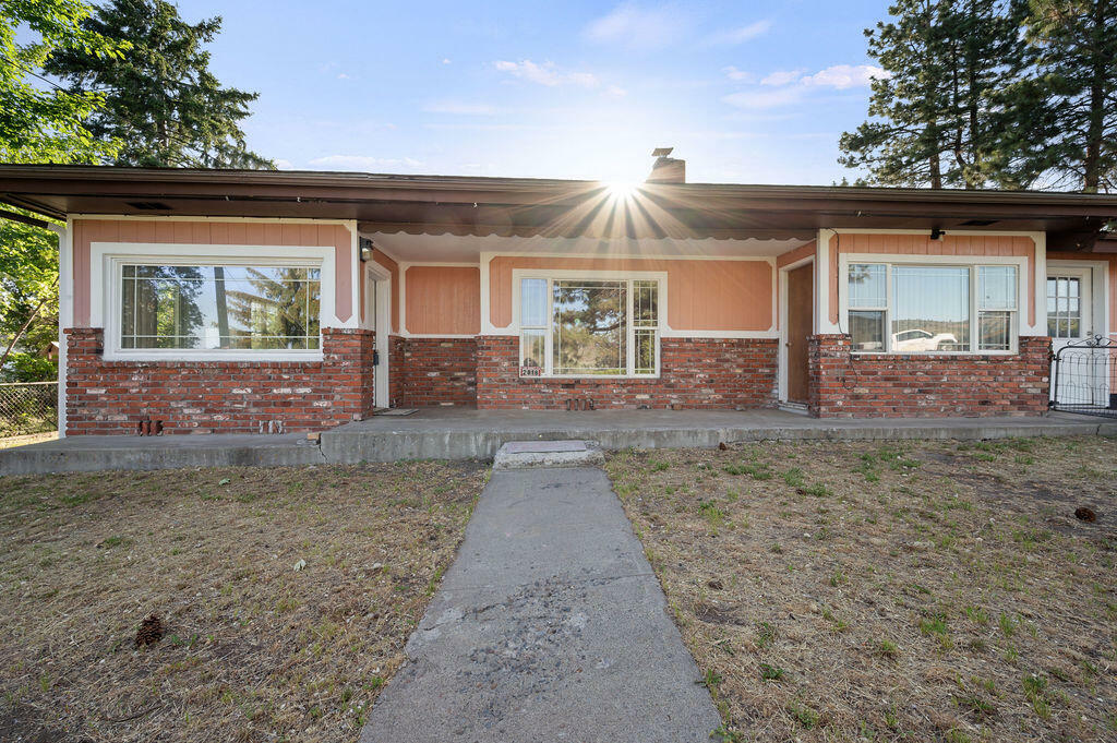 Property Photo: 2318 Modoc Street OR 97601