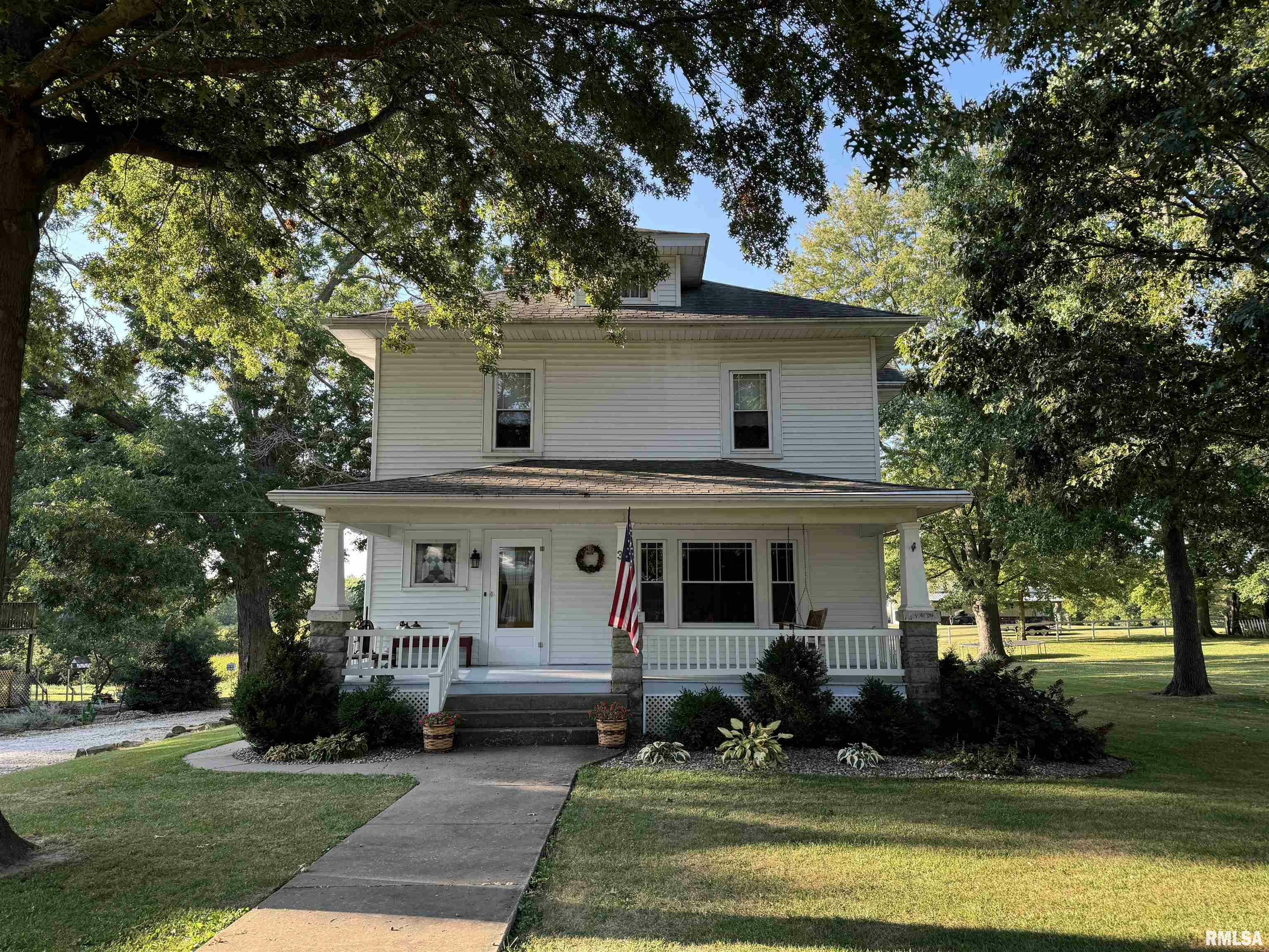 Property Photo: 323 E Cortland Street IL 61415