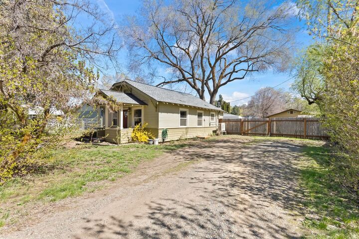Property Photo:  1500 N Brooklane Street  WA 98926 
