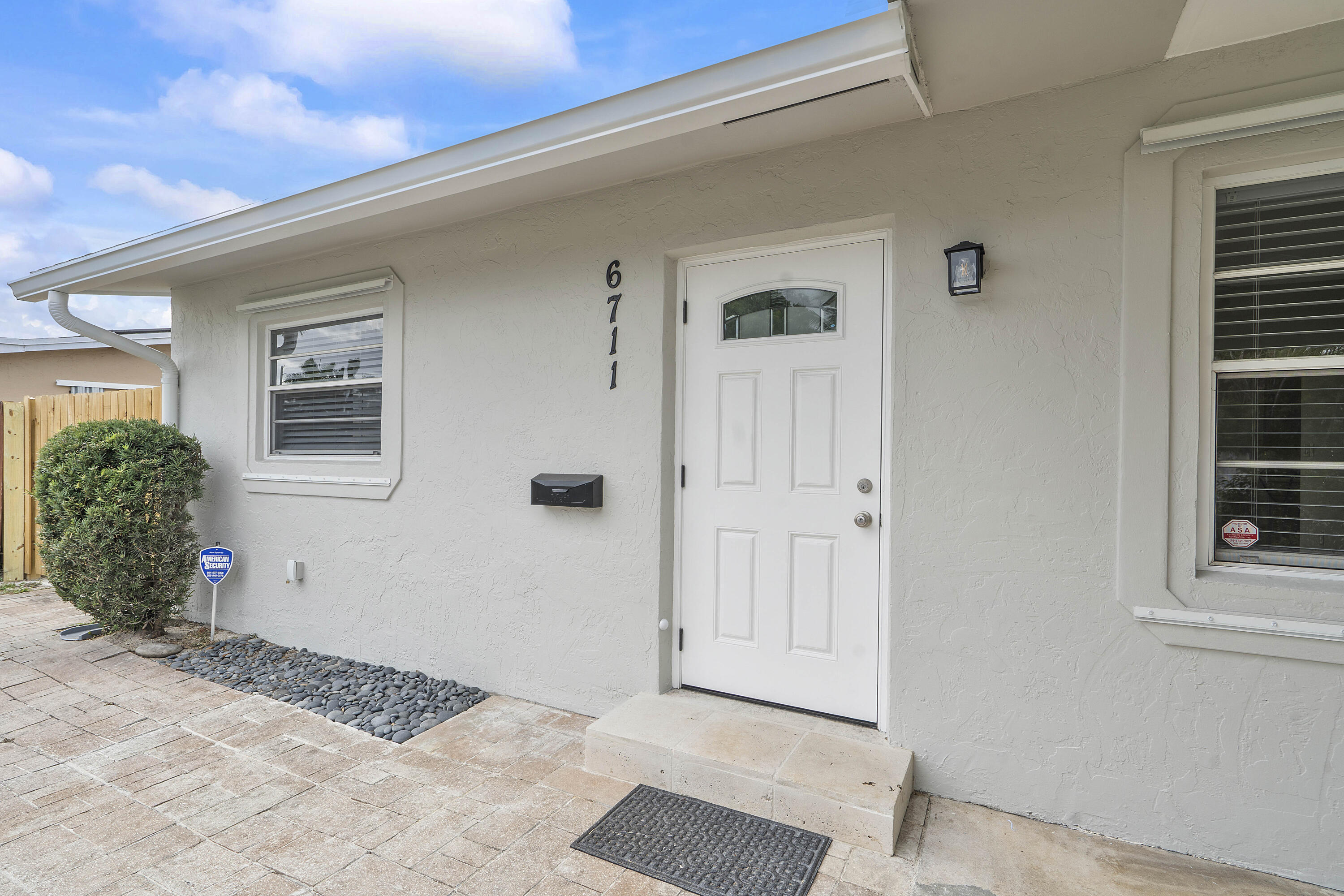 Property Photo: 6711 Franklin Street FL 33024