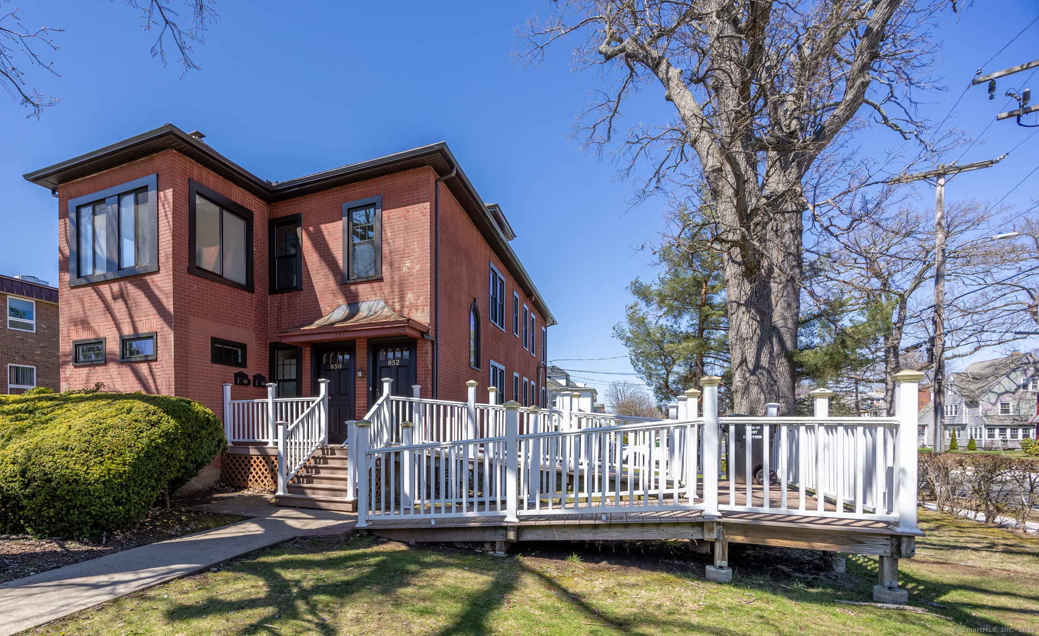 Property Photo:  852 Farmington Avenue  CT 06119 