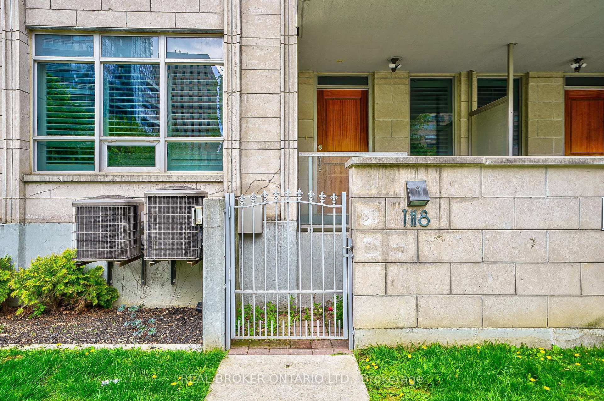 Property Photo: 761 Bay Street Th08 ON M5G 2R2