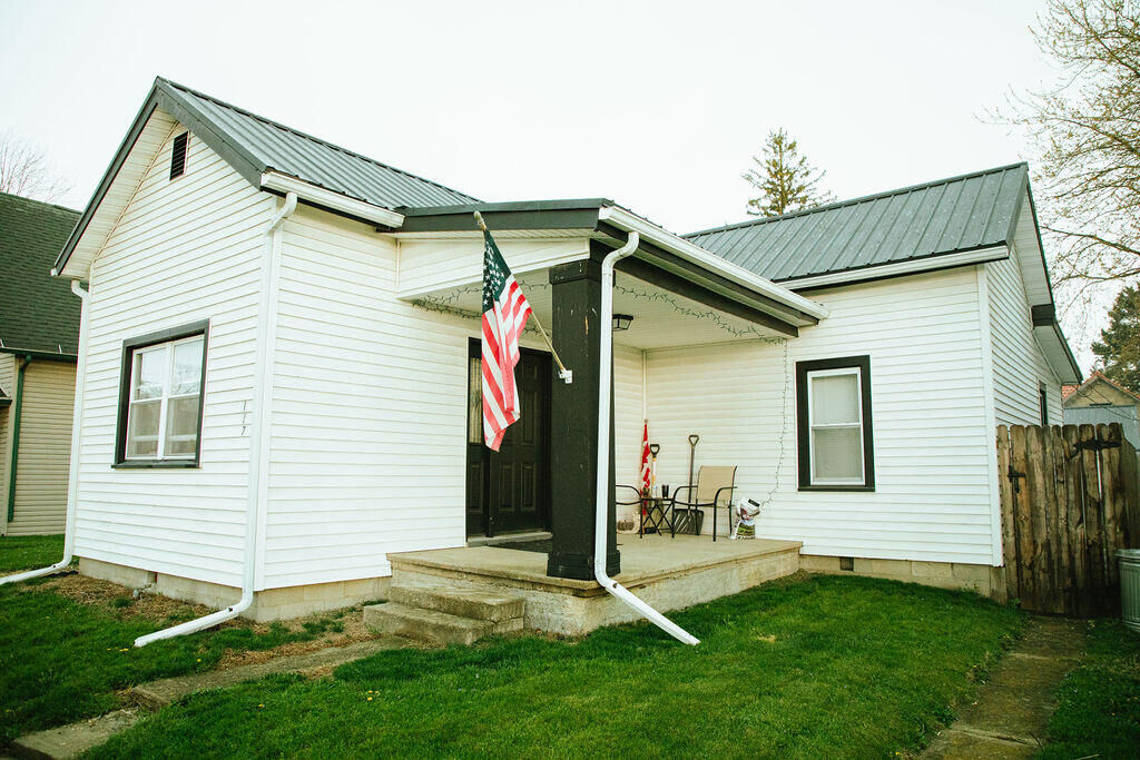 Property Photo:  117 New Street  OH 43343 