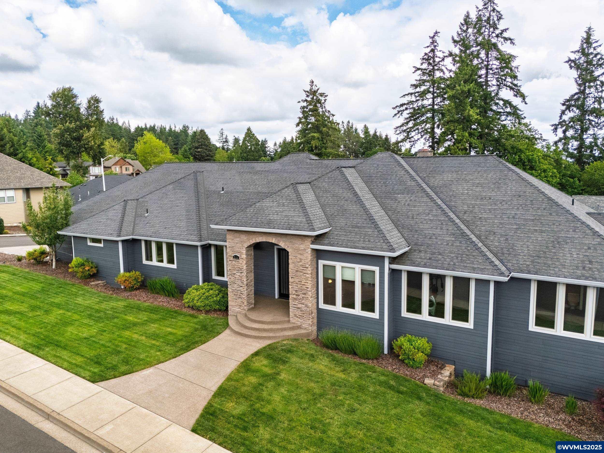 Property Photo: 2111 Celeen Av SE OR 97302