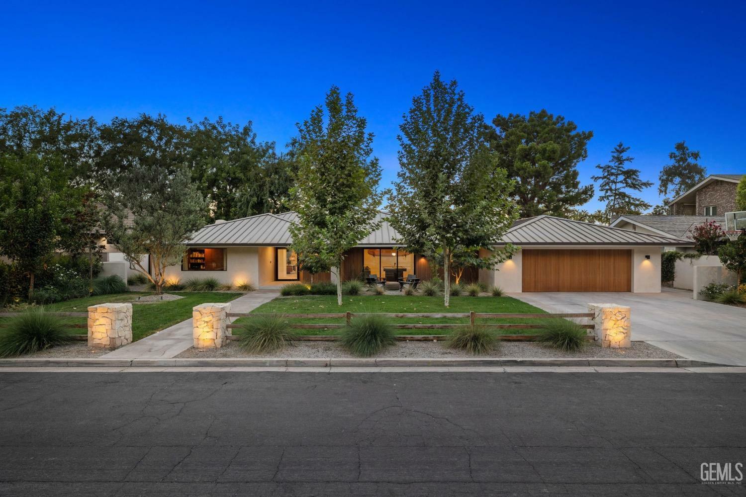 Property Photo: 1217 Tam O Shanter Drive CA 93309