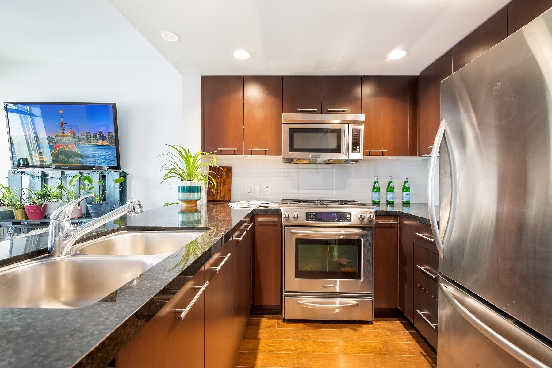 Property Photo:  1288 Chesterfield Avenue 207  BC V7M 0B1 