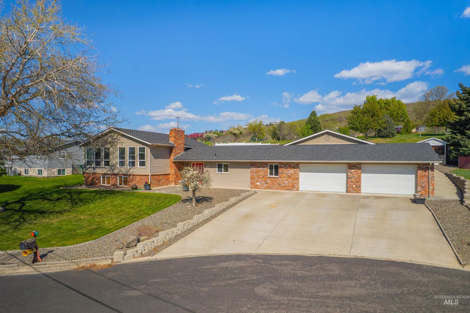 Property Photo:  3413 Bluebird Circle  ID 83501 