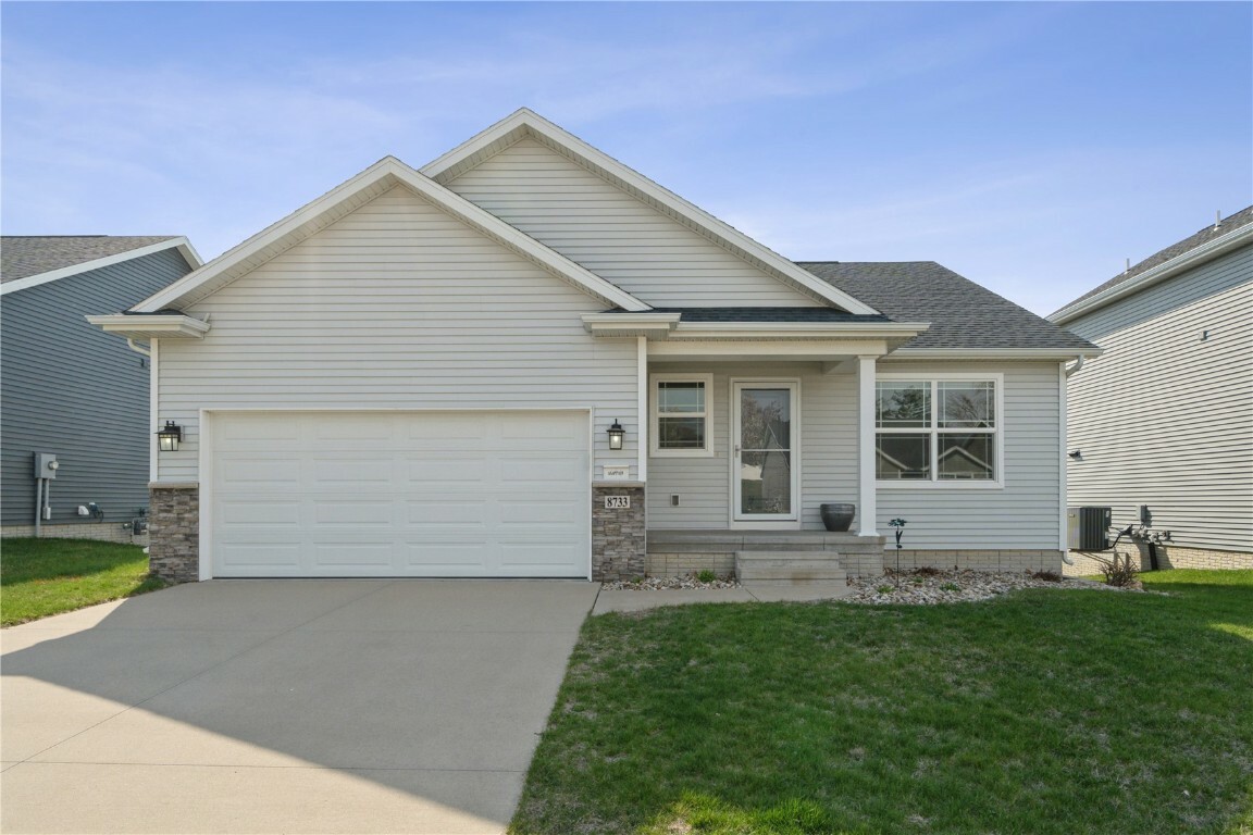 8733 Grand Oaks Drive NE  Cedar Rapids IA 52402 photo