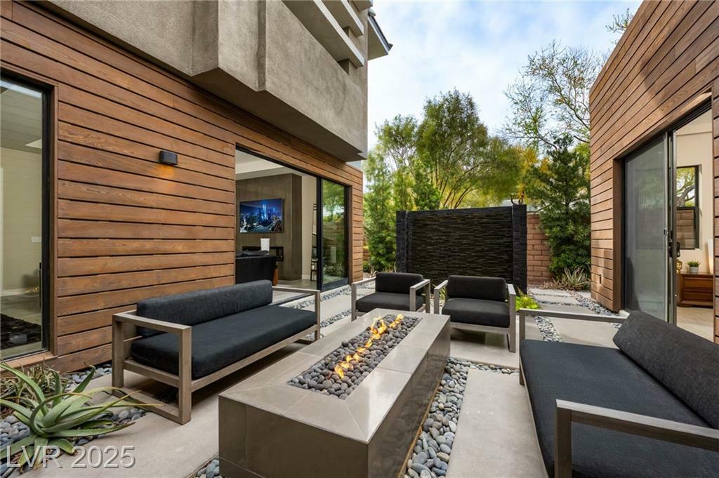 Property Photo: 9 Garden Shadow Lane NV 89135