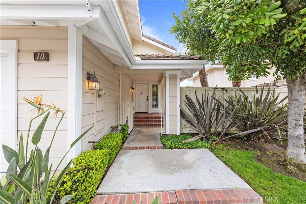 Property Photo: 10 Cedarlake 4 CA 92614