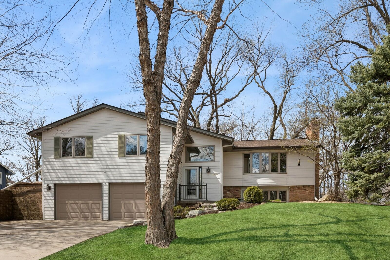 Property Photo:  400 Hemlock Drive  MN 55337 