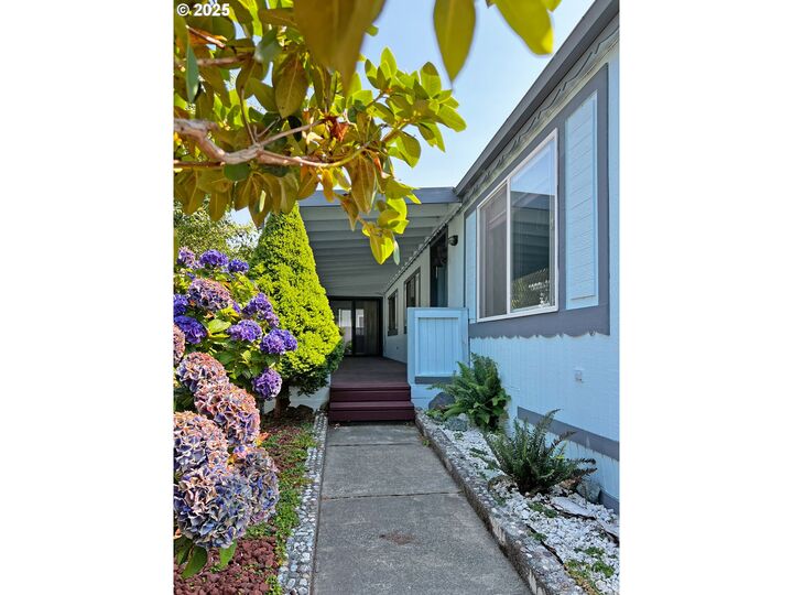 Property Photo:  16063 Driftwood Ln 26  OR 97415 