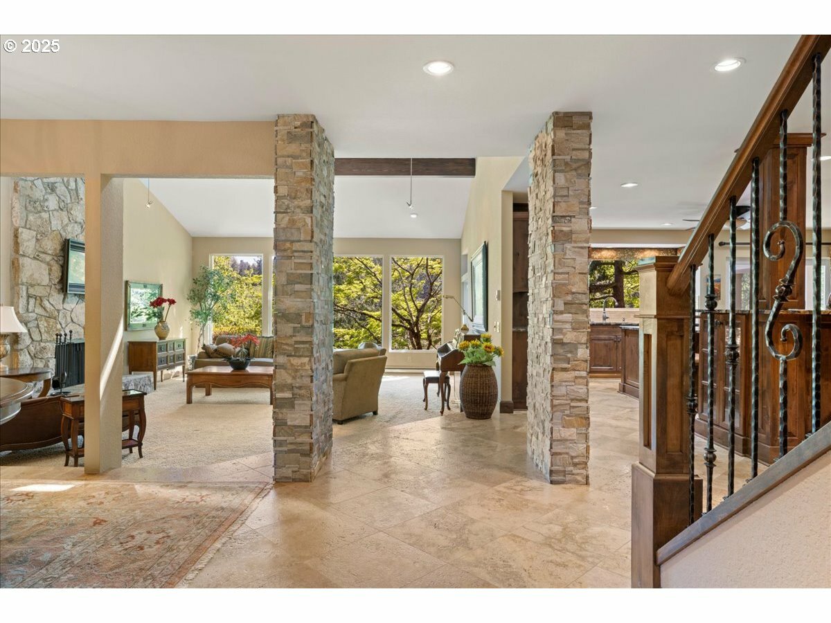 Property Photo: 524 Ridgeway Rd OR 97034