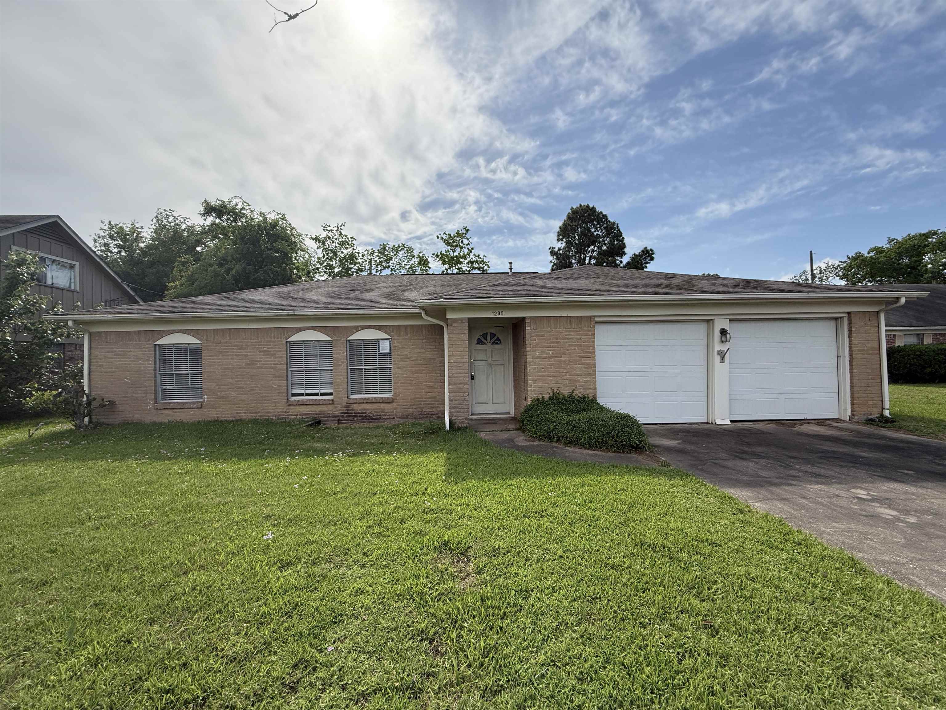 Property Photo: 1235 Elaine TX 77706