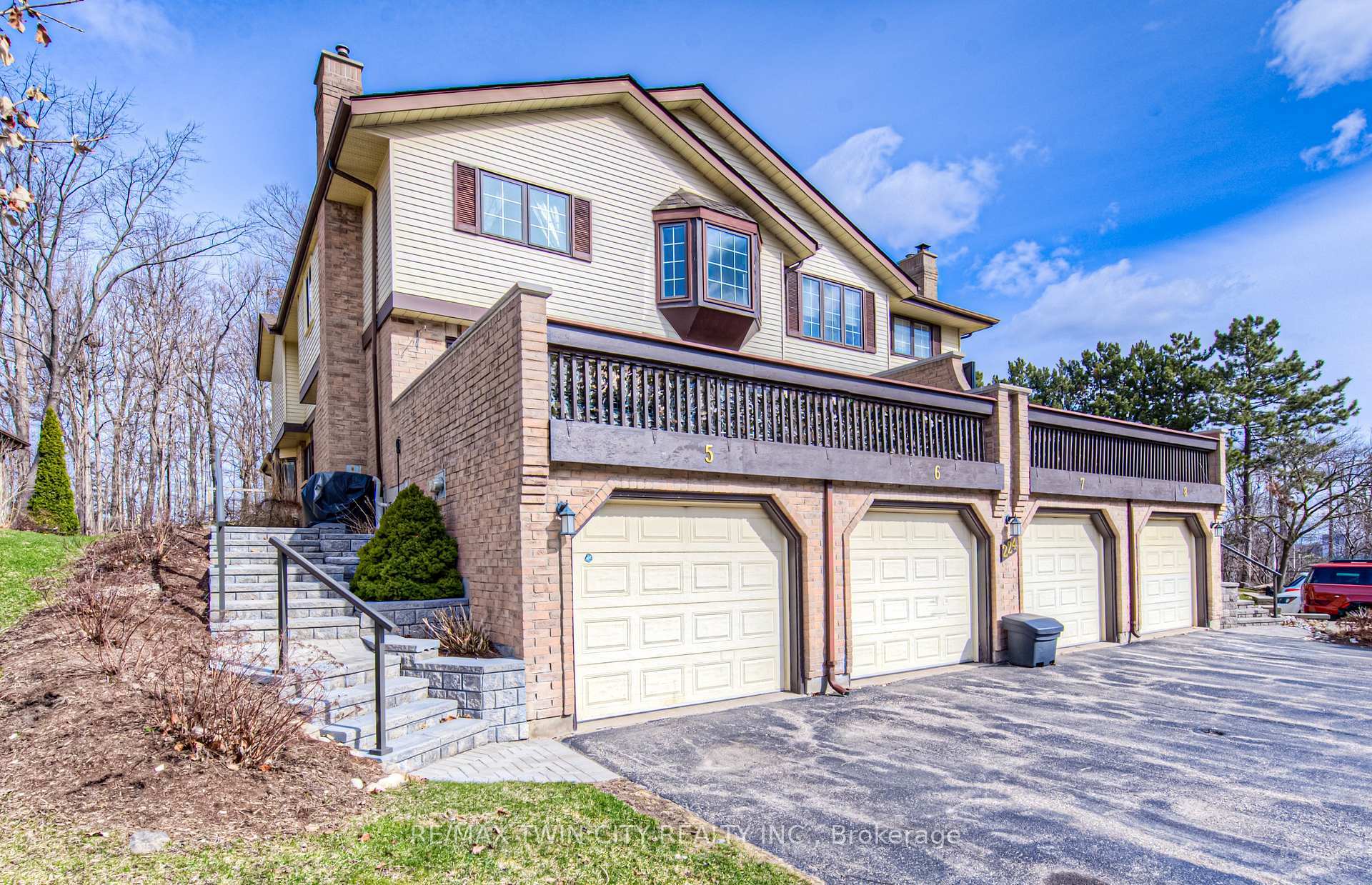 Property Photo: 224 Kingswood Drive 5 ON N2E 2K2