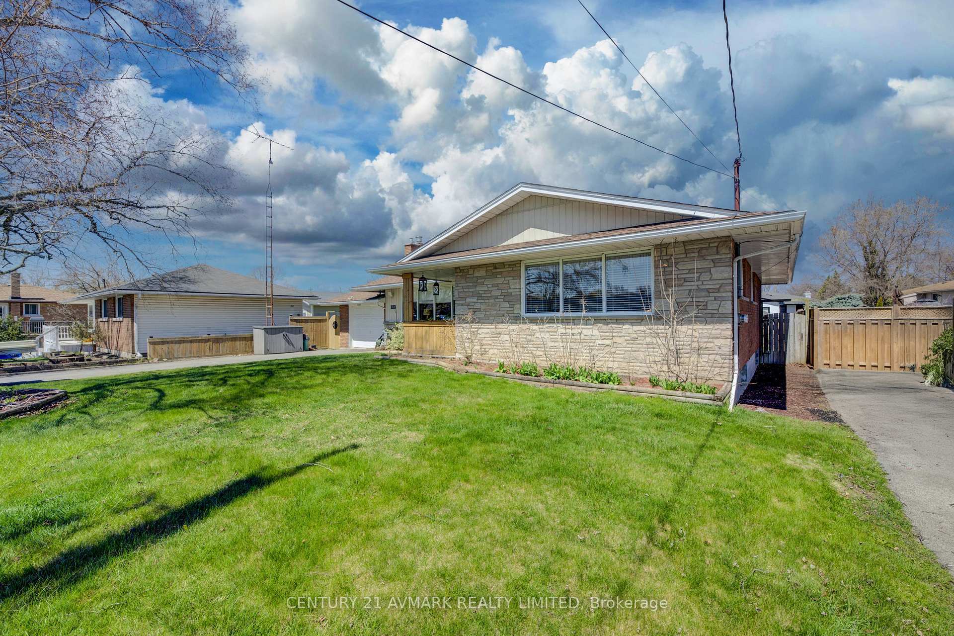 Property Photo: 273 Lakeshore Road ON L2M 1R9