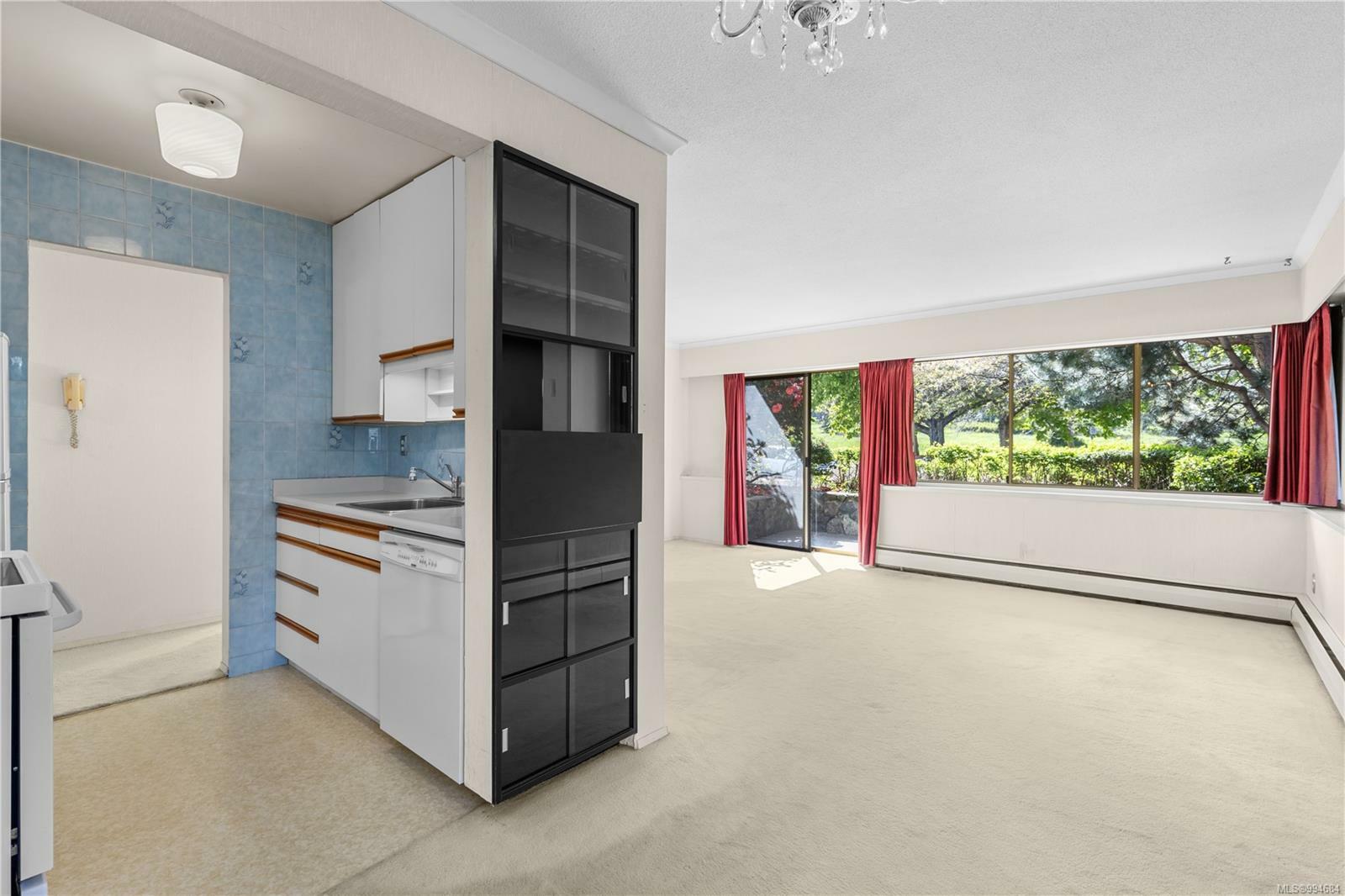 Property Photo: 964 Heywood Ave 105 BC V8V 2Y5