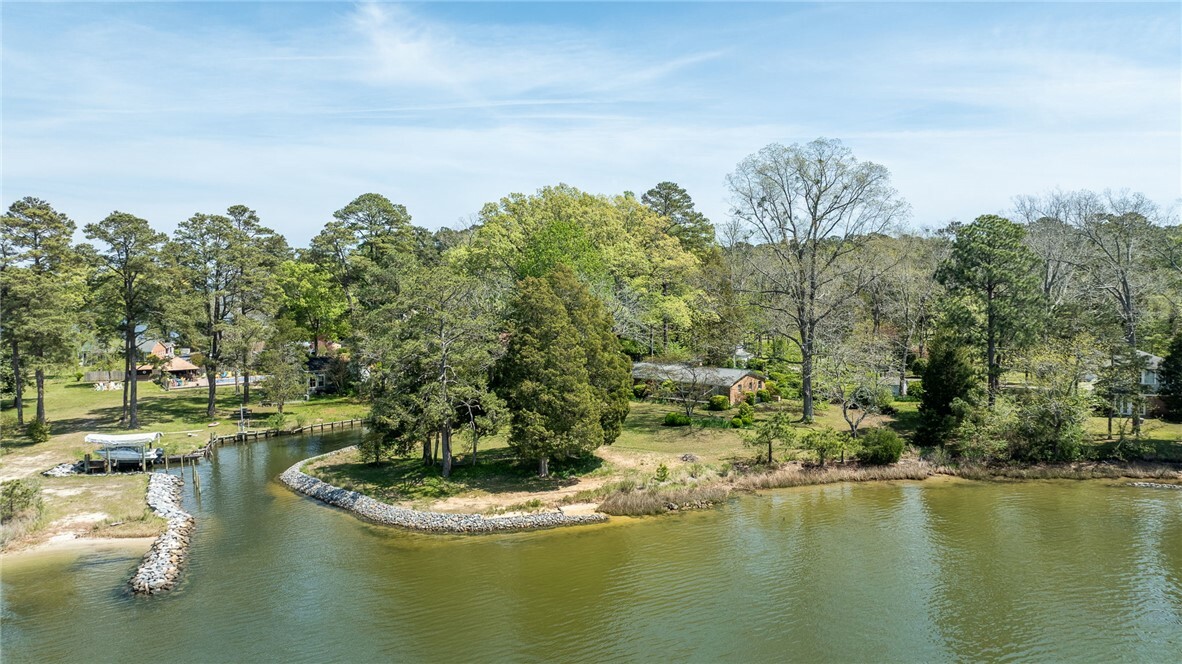 Property Photo: 5556 Roanes Wharf Road VA 23061