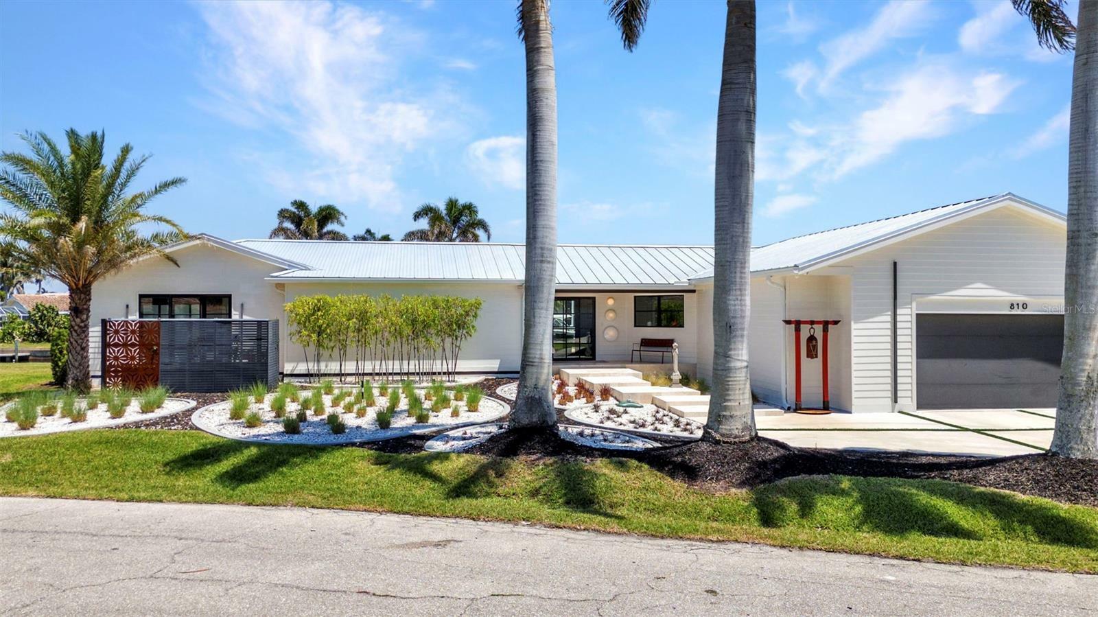 Property Photo: 810 Napoli Lane FL 33950