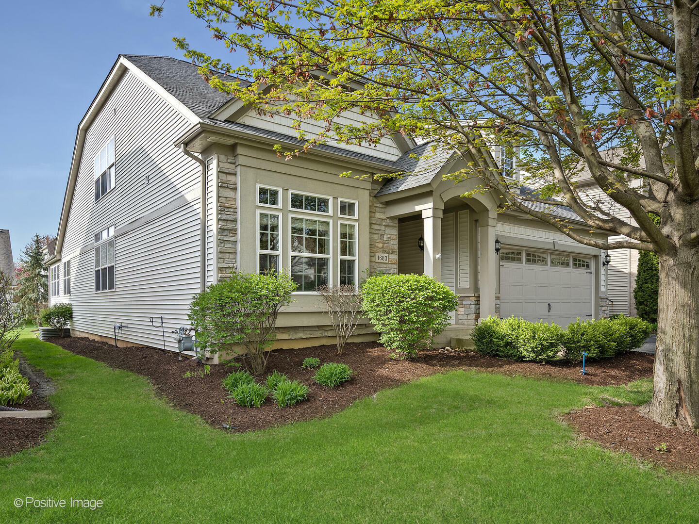 Property Photo: 1683 Briarheath Drive IL 60505