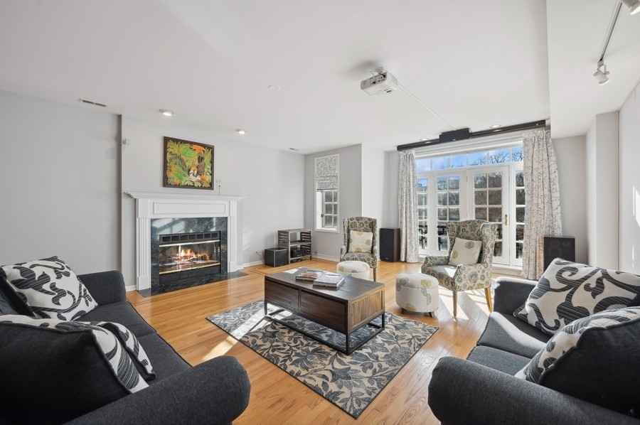 Property Photo: 2533 N Halsted Street 3S IL 60614